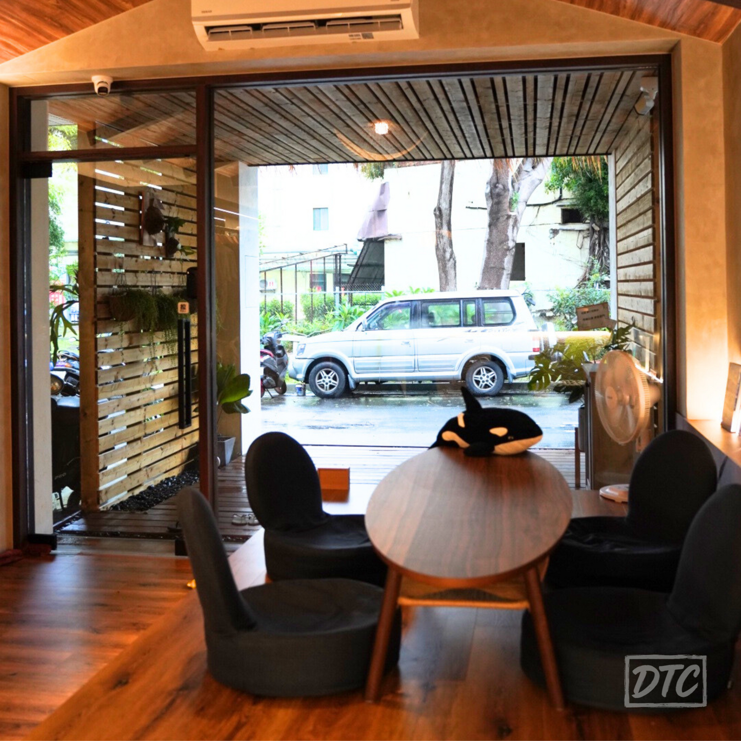 夢行俱樂部|一樓長桌空間租借|小型聚會 / 拍攝 / 討論會